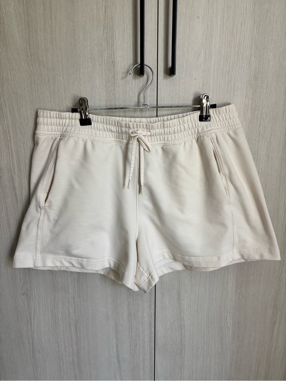 Athleta Cream Drawstring 4” Shorts